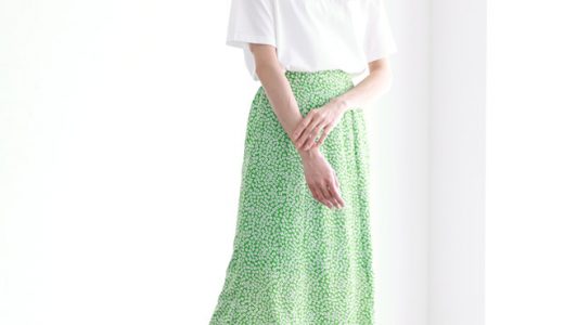ロゴTシャツ×グリーンの花柄スカートで最旬キレイめカジュアルコーデ
