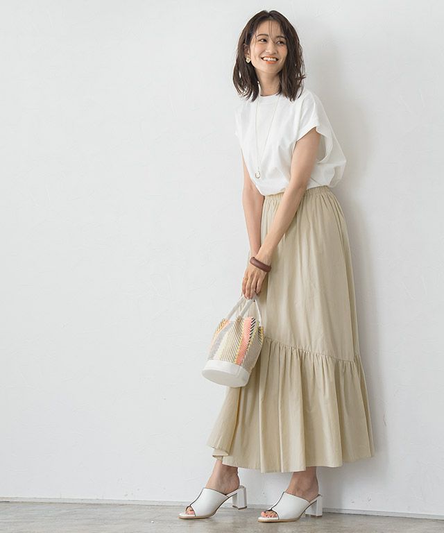 夏を代表するギャザースカートはドルマンスリーブでふんわりしたシルエットをキープ！