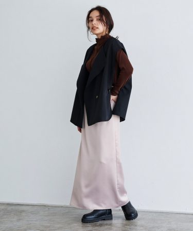 ジレでゆとりをもたせた大人シックなサテンスカートコーデ