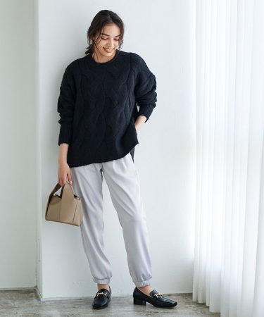 ほどよいルーズ感が魅力。秋のモノトーンハズしstyle