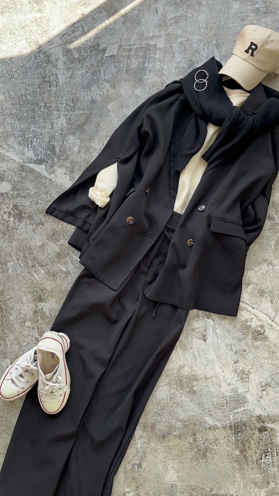 おしゃれが苦手でも着こなせる！上品に大人見せするモノトーン