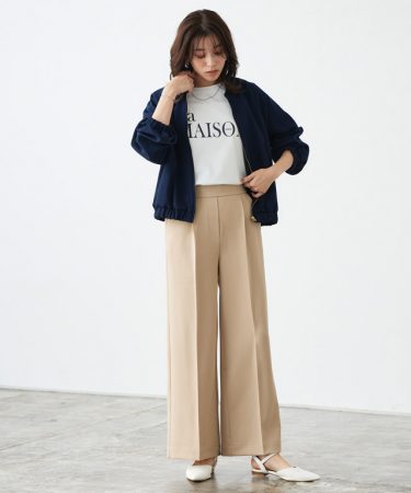 今季注目のロゴTシャツで着こなしにアクセントを◎大人のきれいめカジュアルコーデ