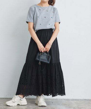 さりげない刺繍が大人可愛い。甘辛MIXティアードスカートコーデでこなれ感アップ