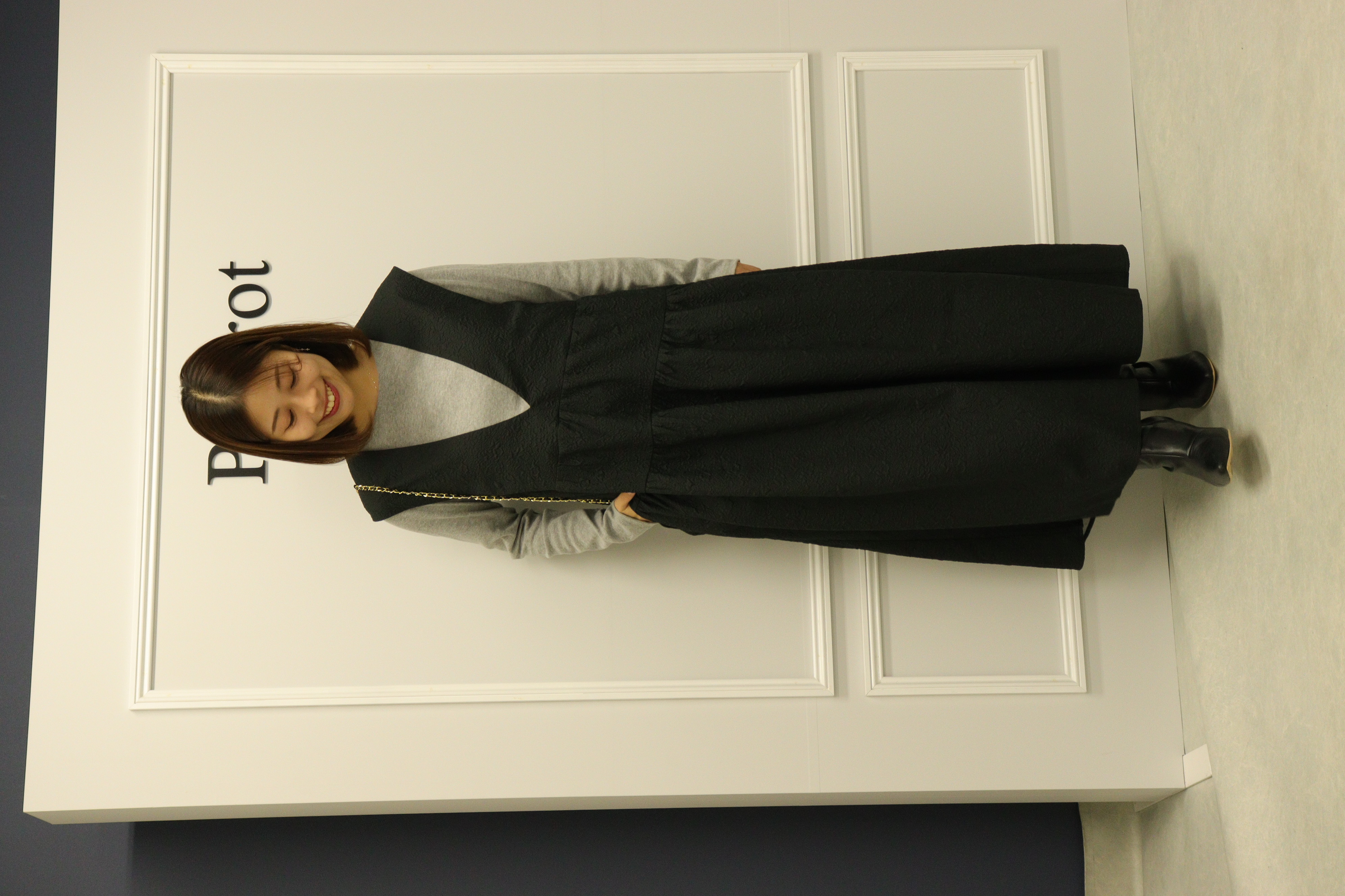 【大人シック】黒のVネックキャミワンピースのレイヤードスタイル