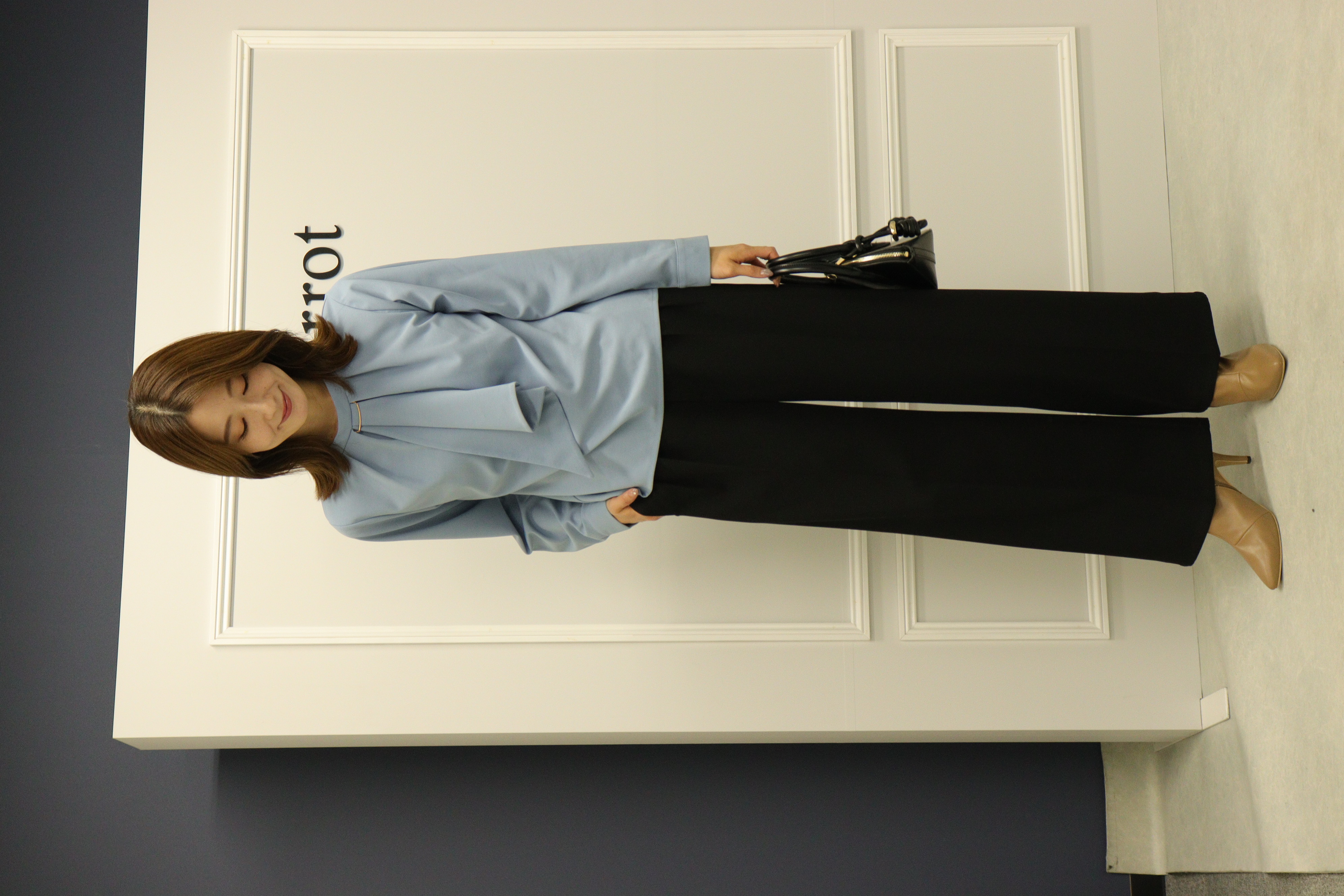 とろみ素材で魅せる！華やかブラウスとワイドパンツのきちんとスタイル