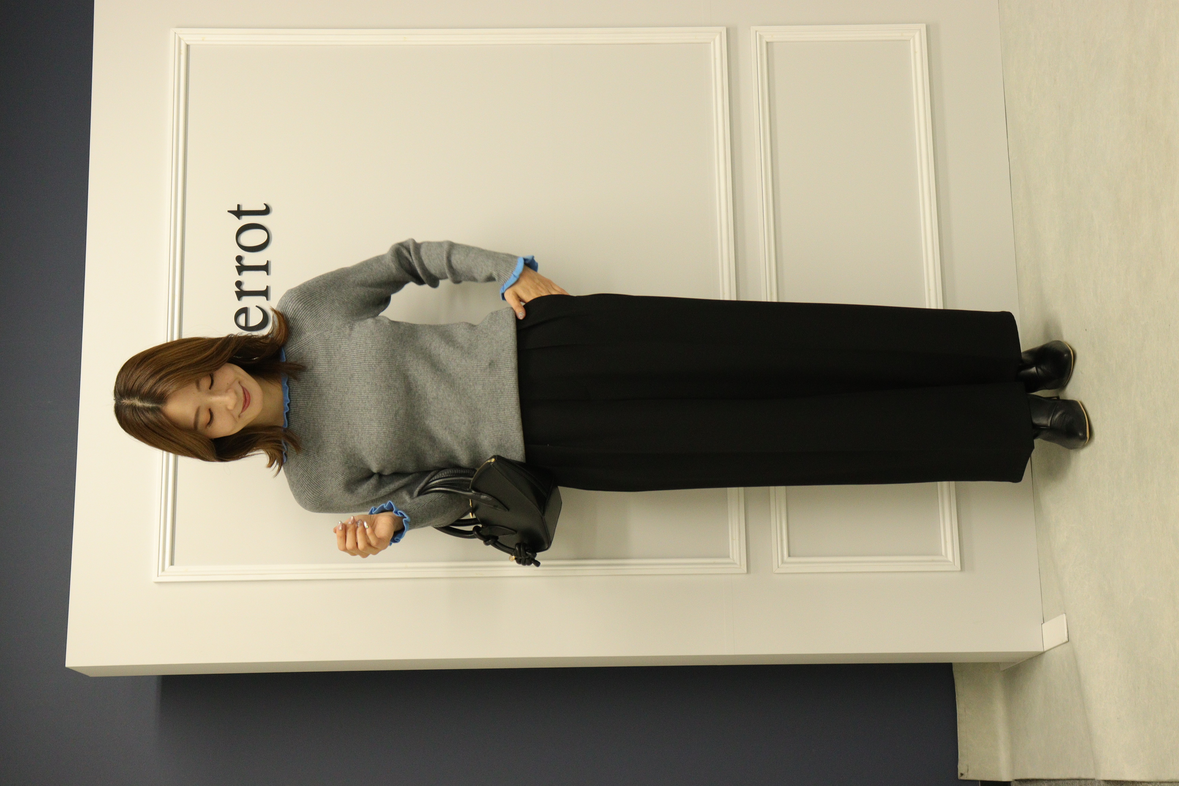 差し色ブルーが効いた！リブニット×ワイドパンツの洗練スタイル