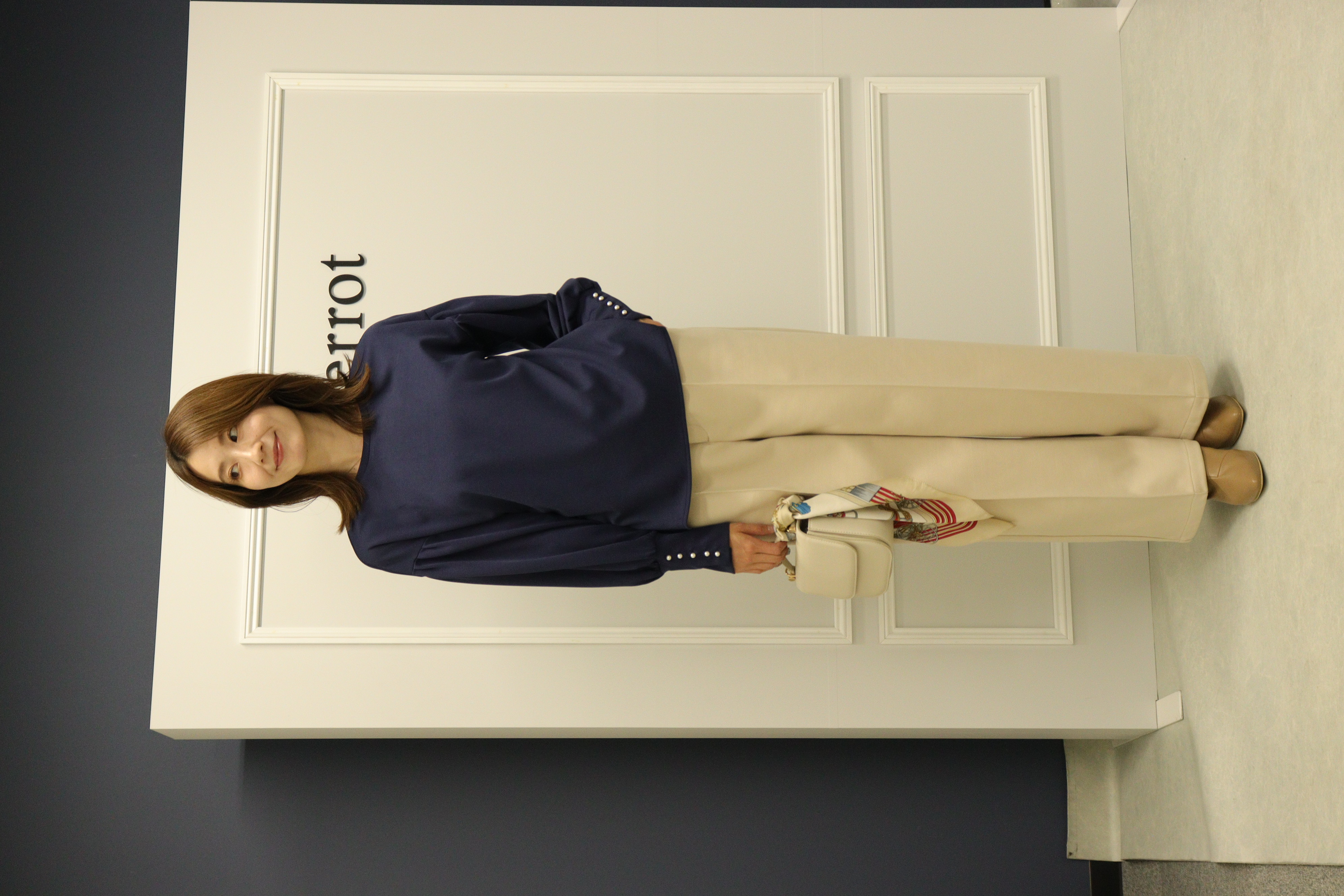 パールボタンがアクセント！ボリュームスリーブトップスの上品コーデ