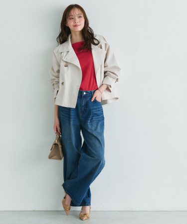 王道カジュアルをフレンチシックに。赤を効かせた大人のショートトレンチ×デニム