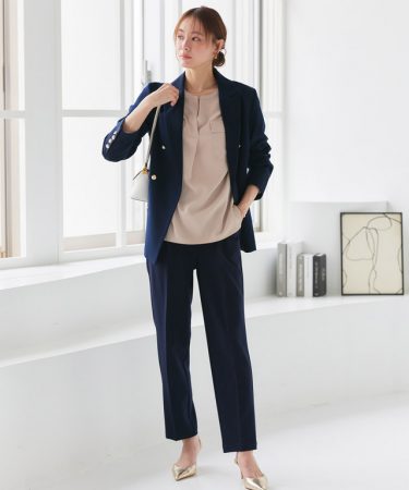 太ボーダーニットとワイドパンツで仕上げる大人のリラックススタイル