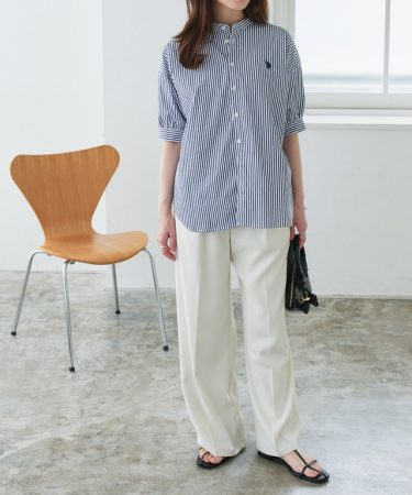ストライプ×白スラックスで涼やかに、清潔感を兼ね備えた大人のきれい